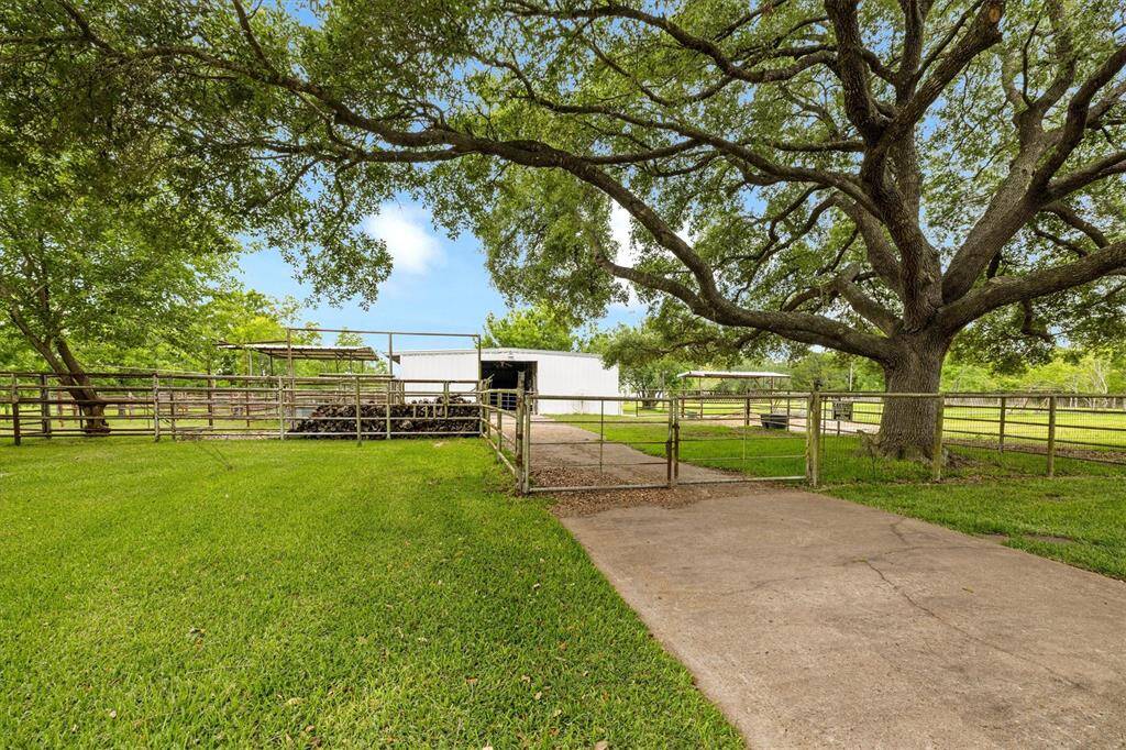 LONG DRIVEWAY ENTRANCE/GATED