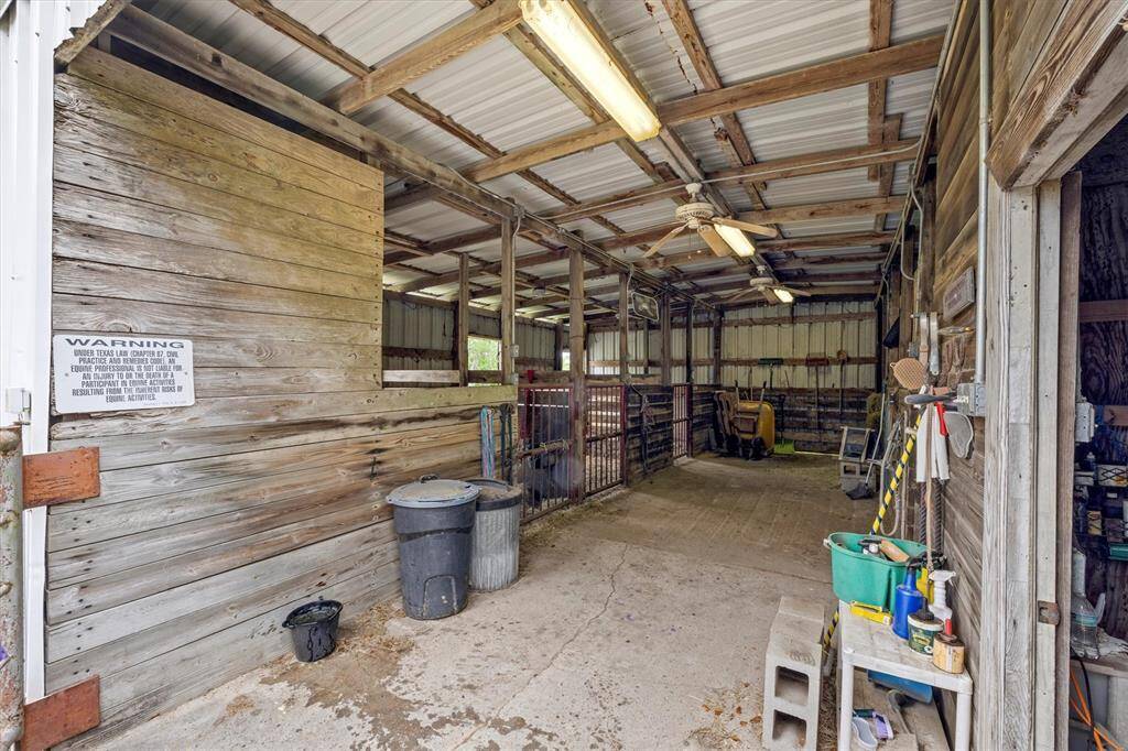 SET-UP STALLS TACK/FEED ROOM