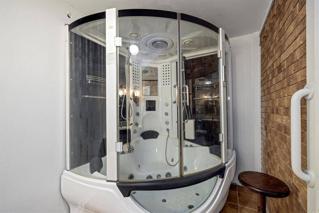 4TH BEDROOM HUGE SHOWER W/;\LOTS OF SPRAYING HEADS