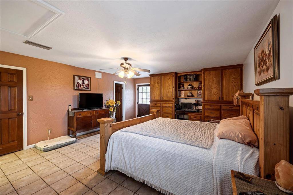 MASTERBEDROOM