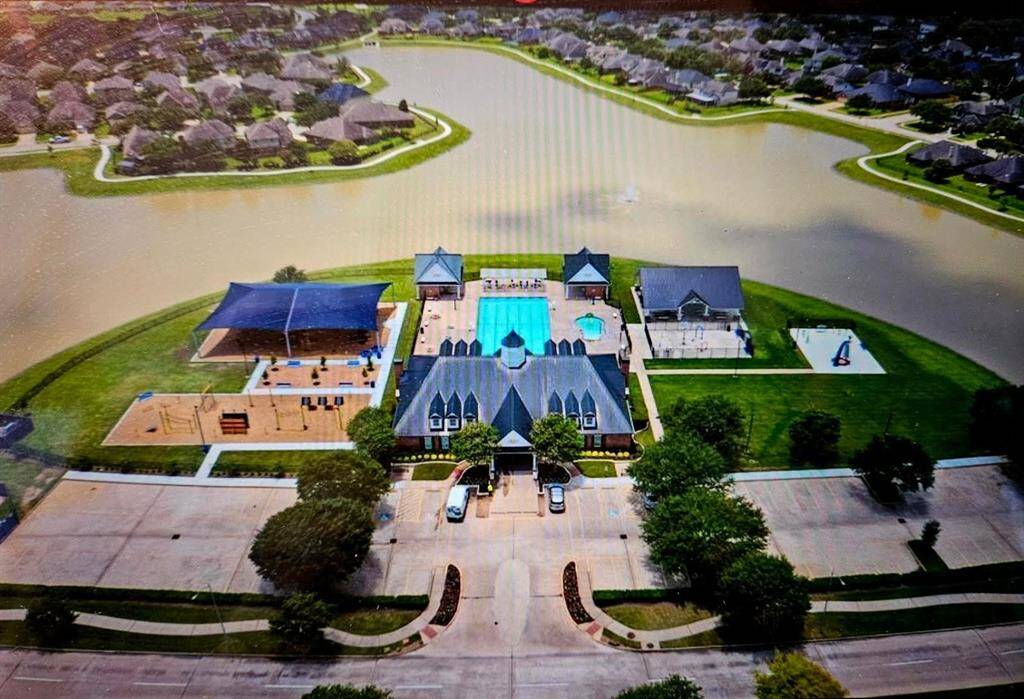 Bird’s-eye view of the clubhouse and surrounding recreational spaces, showcasing the neighborhood’s well-planned amenities and inviting layout.