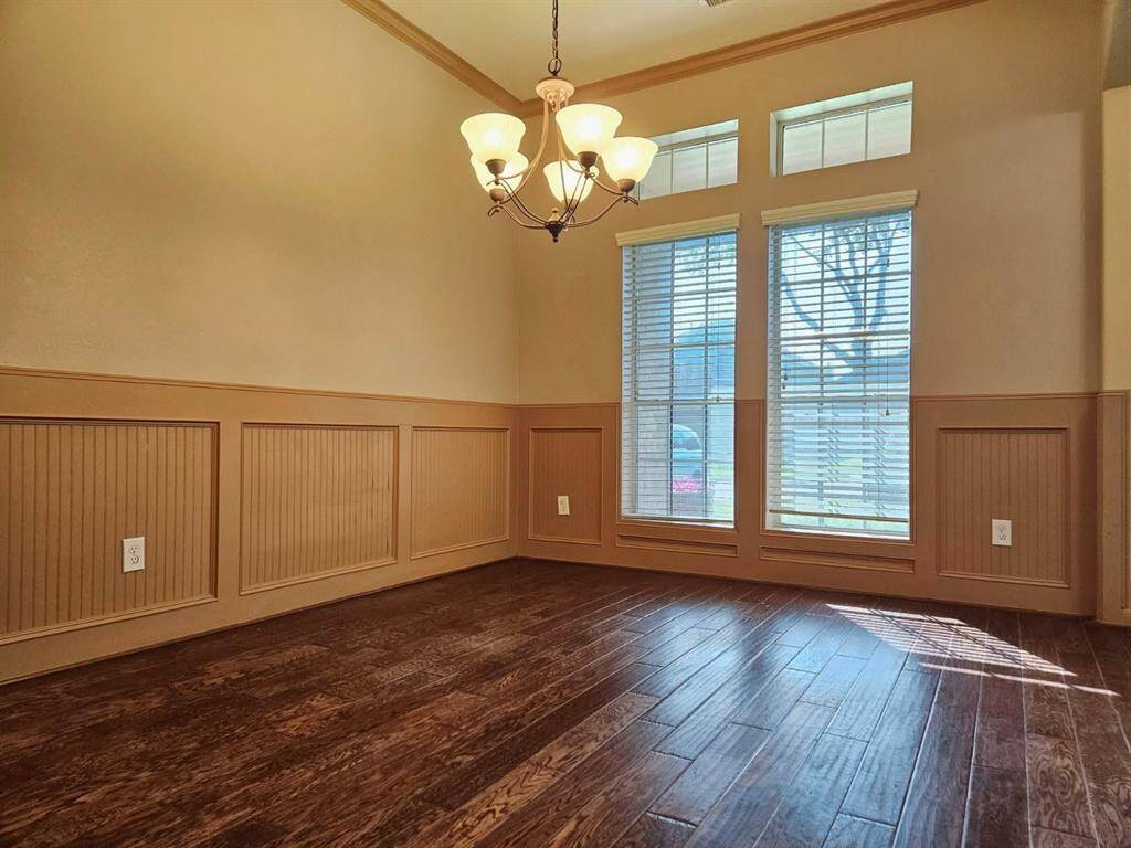 A cozy yet spacious dining area, enriched by warm wood floors and natural light. Its soft palette and large windows make it the perfect place to entertain with ease.
