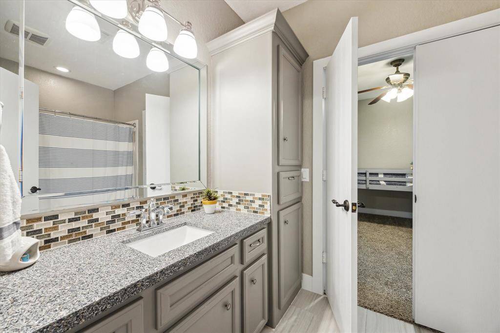 Full bathroom for the secondary bedrooms with a shower/ tub combo.