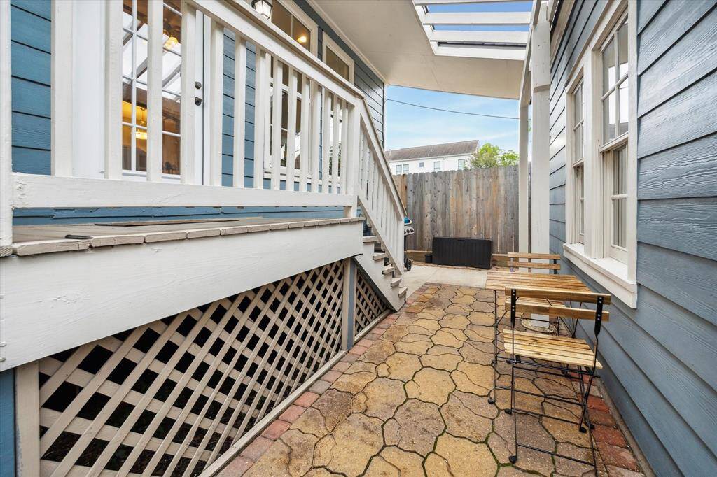 Additional view of the courtyard.