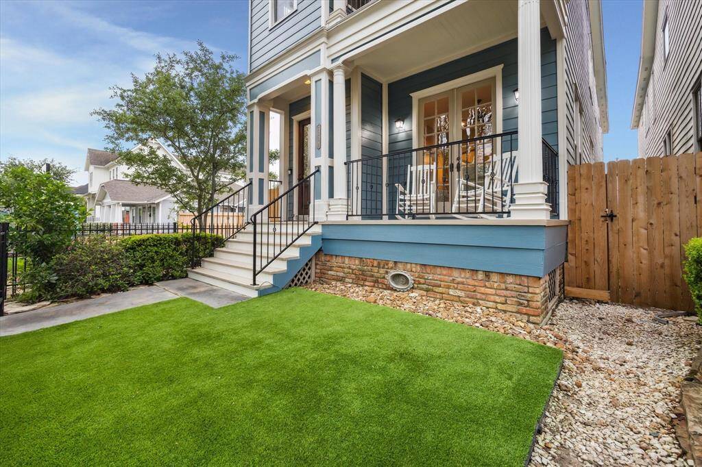 This home was designed for low maintenance living with a turfed front yard. The inviting front porch is the perfect space to sit and enjoy all that Heights living has to offer!