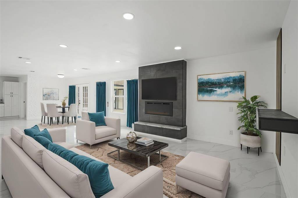 Visually staged family room and breakfast area