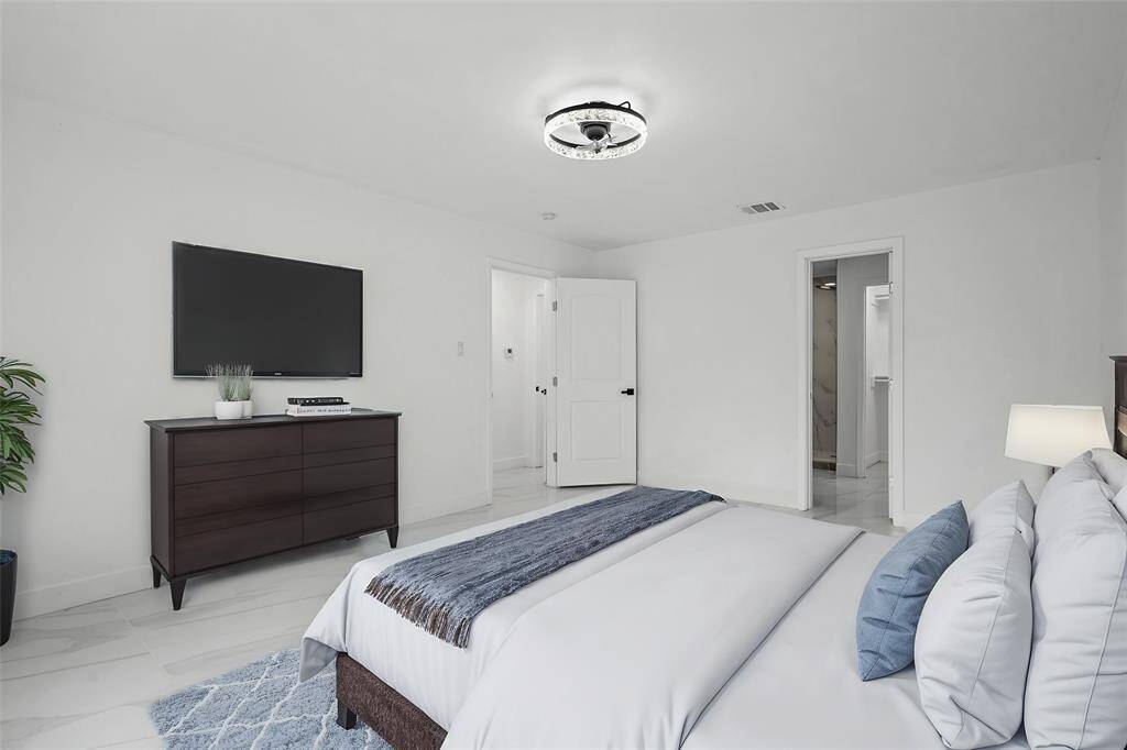 Visually staged primary bedroom