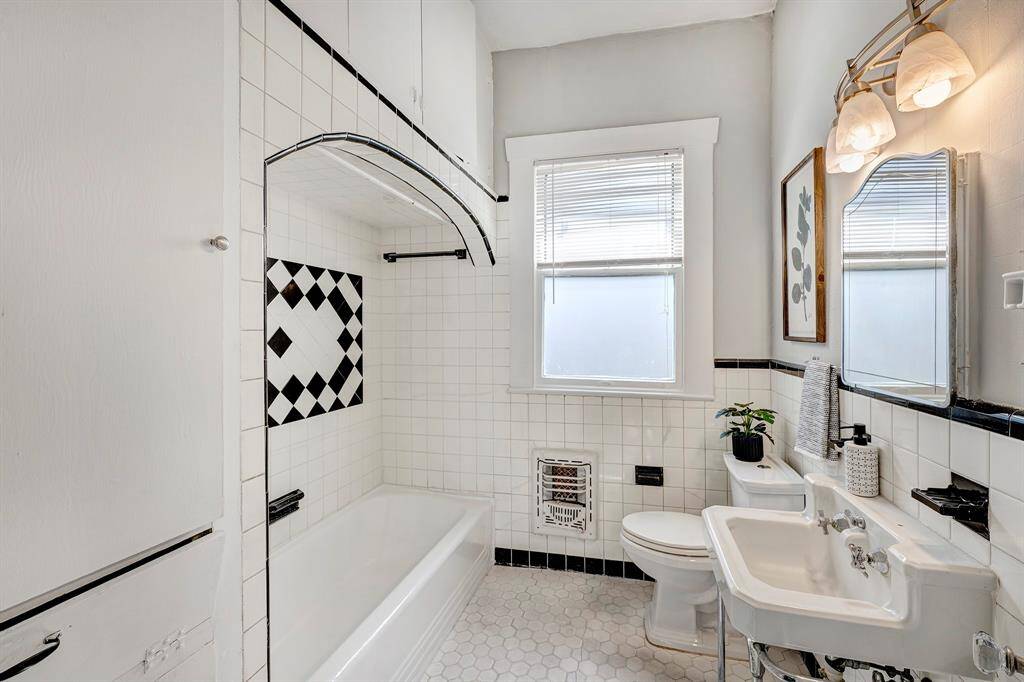 Hallway bathroom with shower/tub.