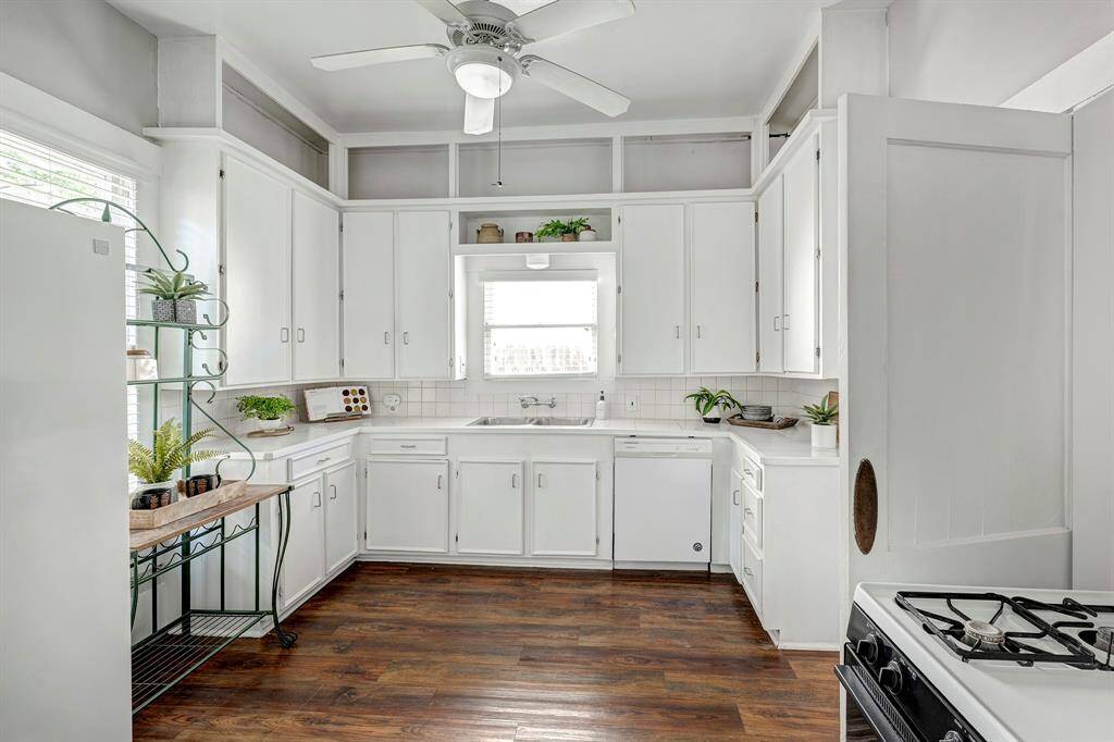 Another angle of the kitchen from the pantry.