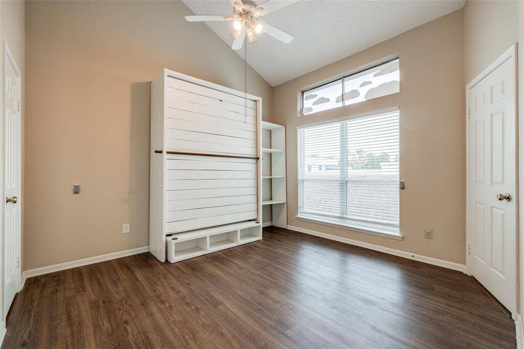 In the secondary bedroom, enjoy the space-saving Murphy bed! This versatile furniture piece allows you to transform the room into a guest room, home office, or play area, maximizing your space.