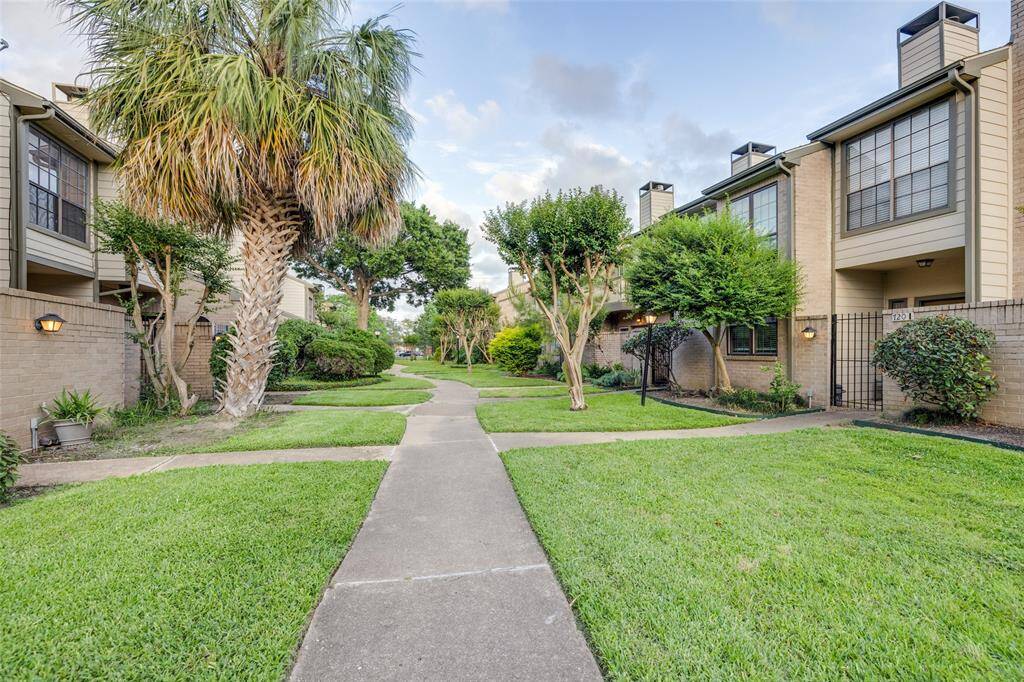 Well maintained community with plenty of amenities!