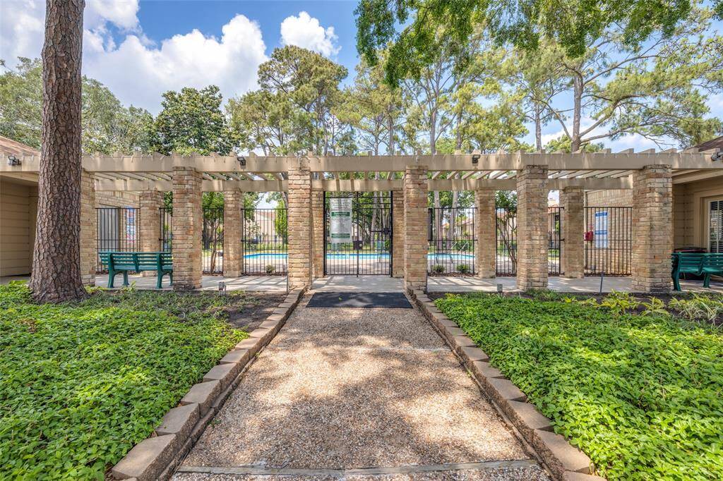 Many amenities are available within the community, including a clubhouse, pool, abundant landscaping, and tree-lined walkways—perfect for walking your pets or enjoying the outdoors.