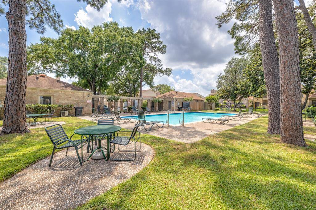 Many amenities are available within the community, including a clubhouse, pool, abundant landscaping, and tree-lined walkways—perfect for walking your pets or enjoying the outdoors.