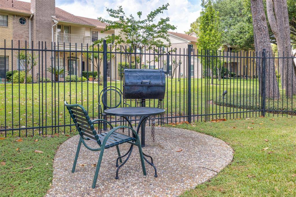 Many amenities are available within the community, including a clubhouse, pool, abundant landscaping, and tree-lined walkways—perfect for walking your pets or enjoying the outdoors.