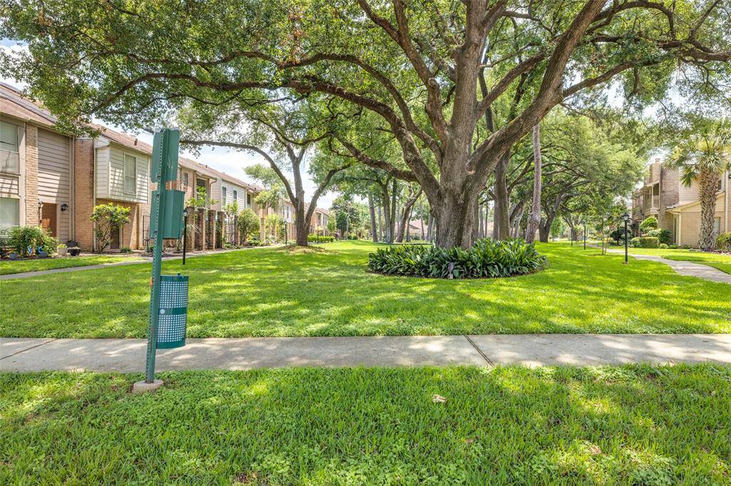 Many amenities are available within the community, including a clubhouse, pool, abundant landscaping, and tree-lined walkways—perfect for walking your pets or enjoying the outdoors.