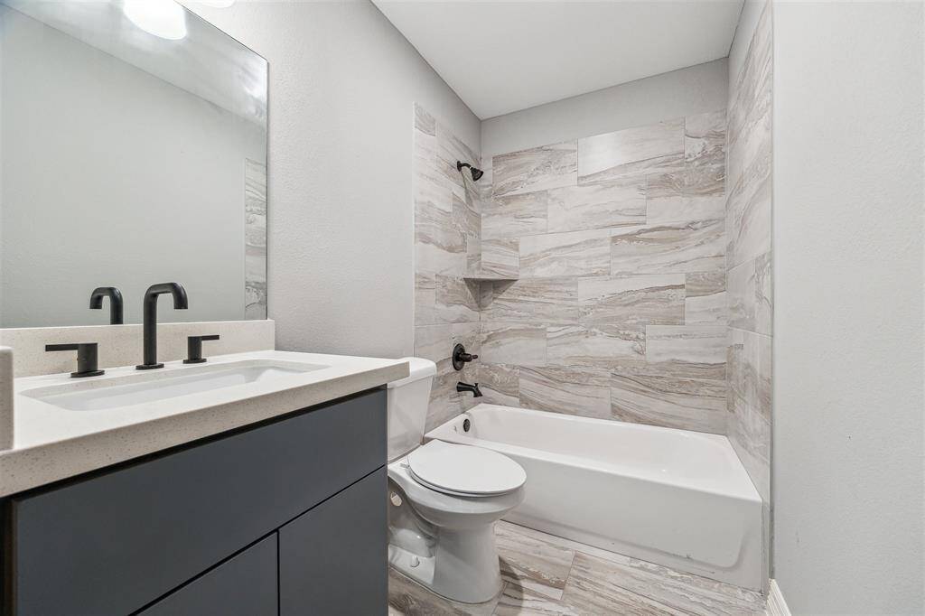 Secondary bathroom with tub/shower combo.