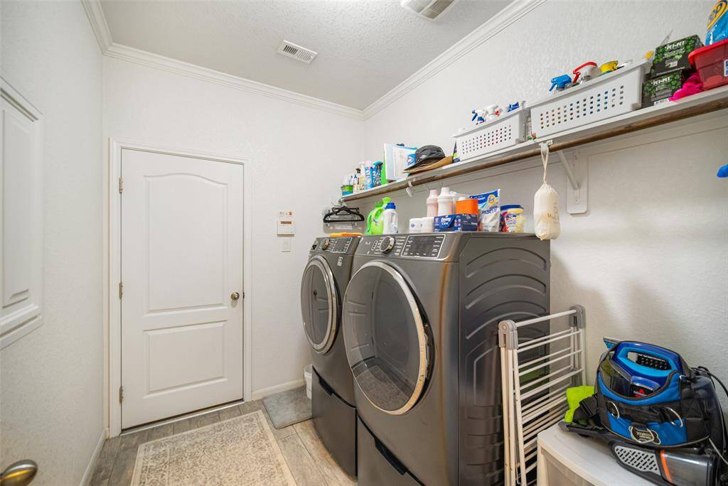 Oversized laundry room with garage access!