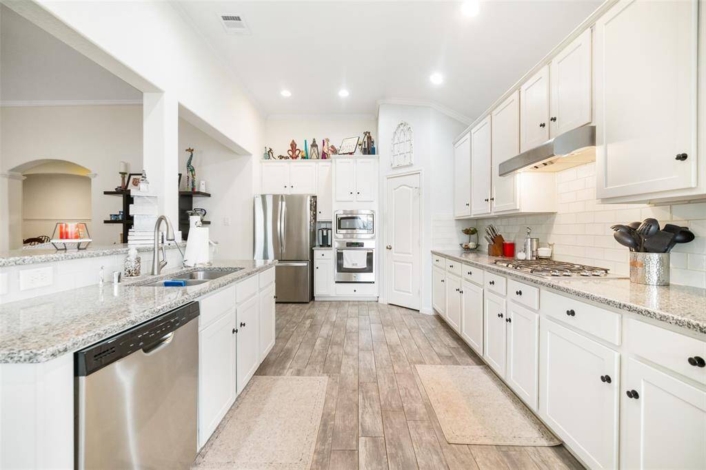 This kitchen is a chefs dream! Plenty of room for "helping hands" in the kitchen! You will love the built in cooktop and the stainless steel appliances!  The pantry is spacious as well!