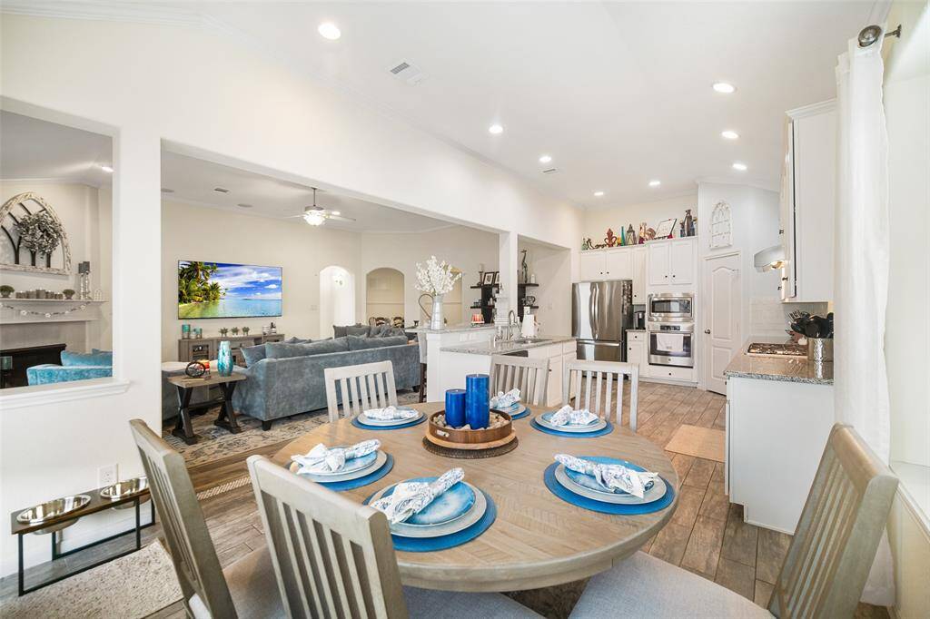 Breakfast and kitchen area have plenty of windows and tons of recessed lighting!