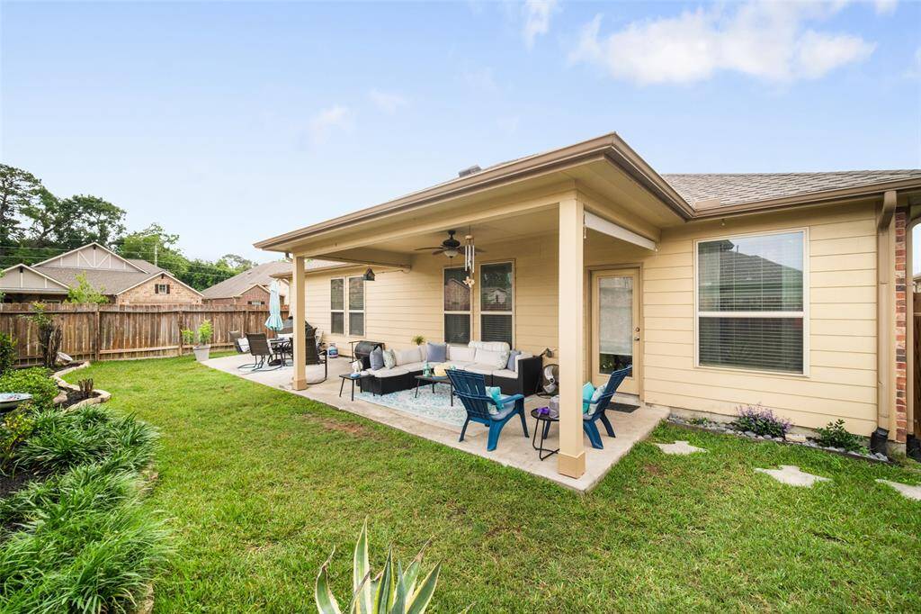 This oversized patio will be great for all your outdoor entertaining!