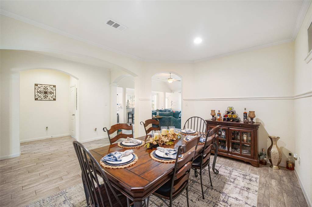 Plenty of room for everyone and even a buffet or china cabinet!