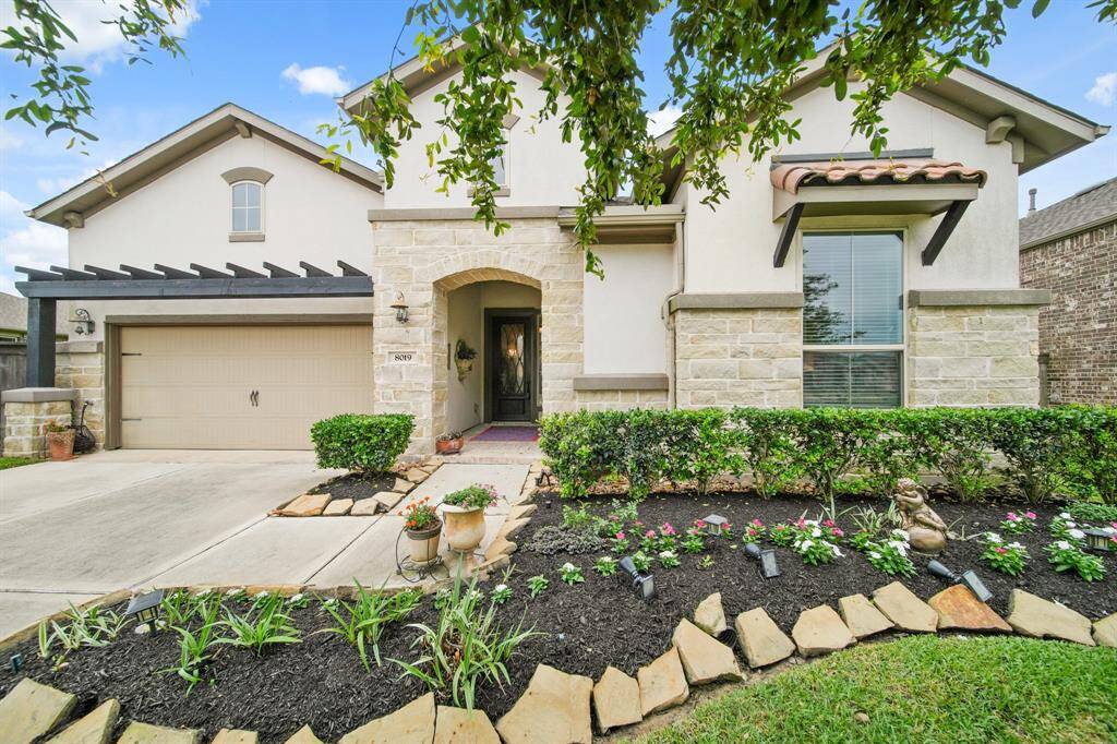 2/3 Bedrooms with 2.5 bathrooms located on a Cul-De-Sac street behind controlled access.