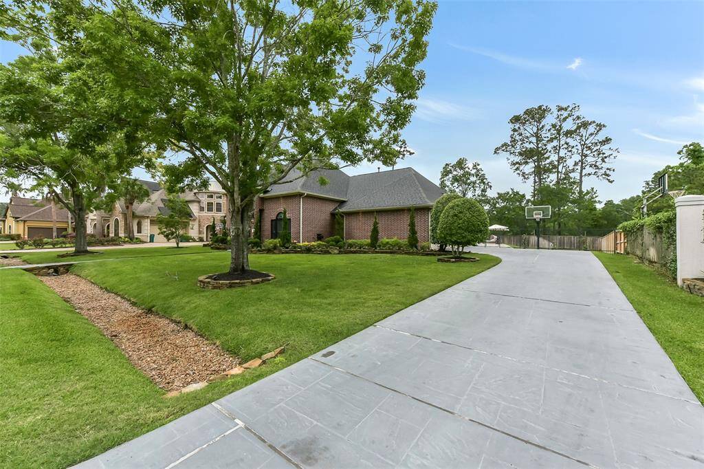 Experience serene luxury in this stunning home featuring a lush, expansive lawn and a private driveway. Perfect for families, it offers ample space for outdoor activities, nestled in a peaceful neighborhood. Don't miss this opportunity for elegant living.