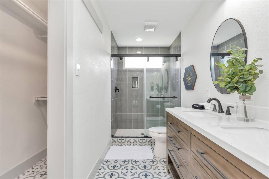 ensuite bathroom with walk in closet