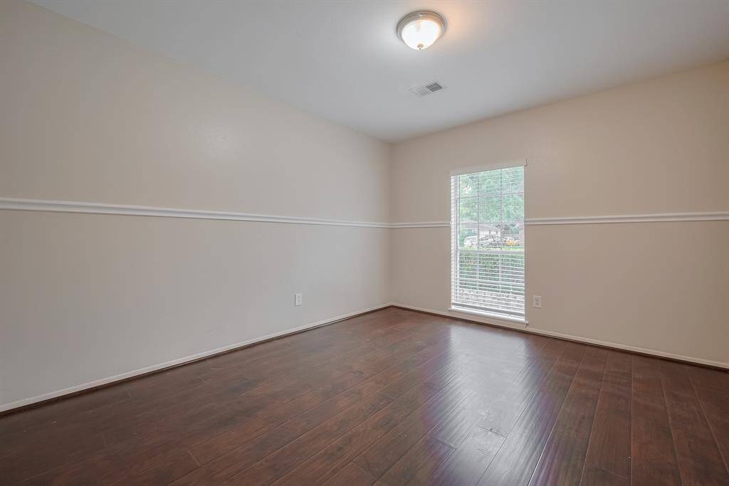 View of the secondary bedroom, suited for friends, family, or a home office.