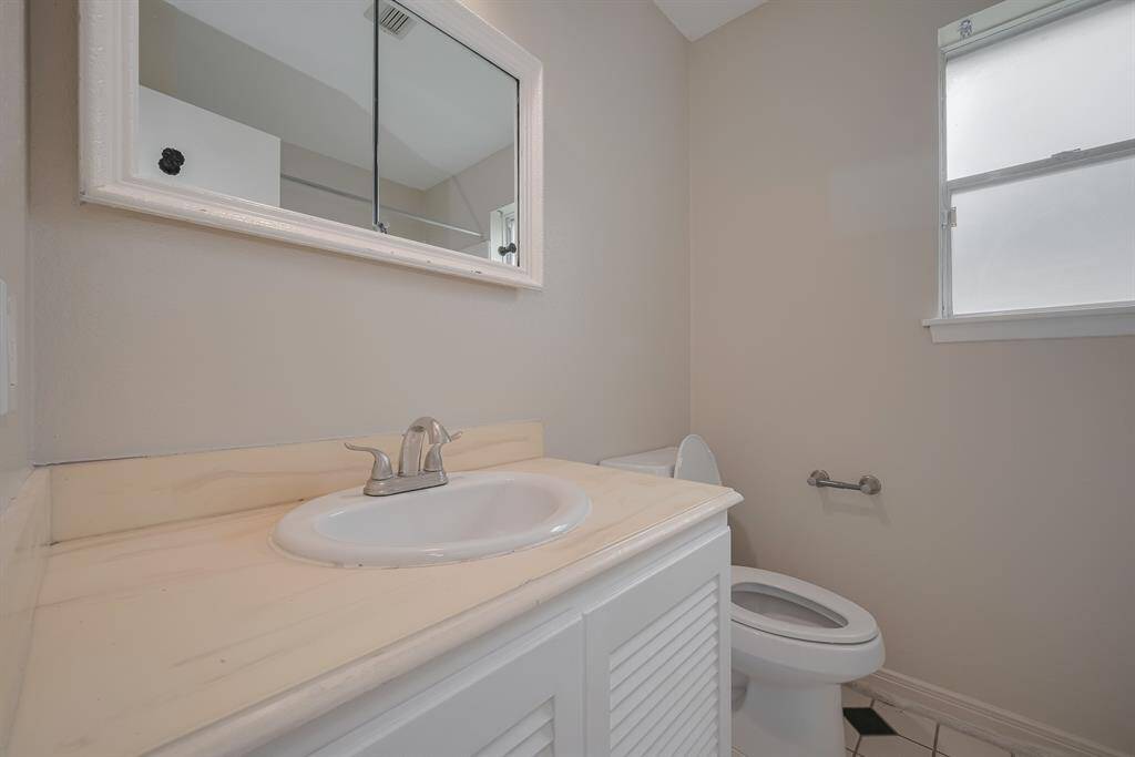 Secondary bathroom.
