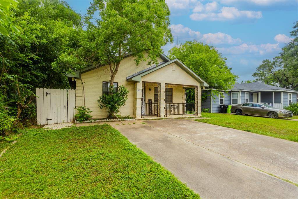 Walk through side gate for additional back yard access.