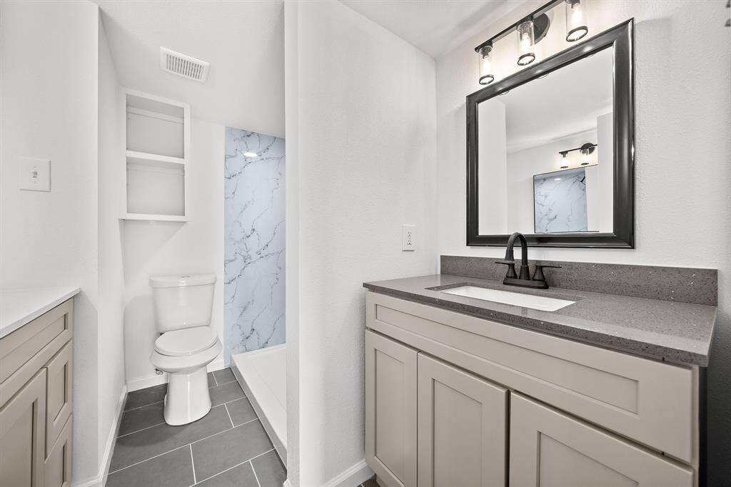 Primary en-suite bathroom.