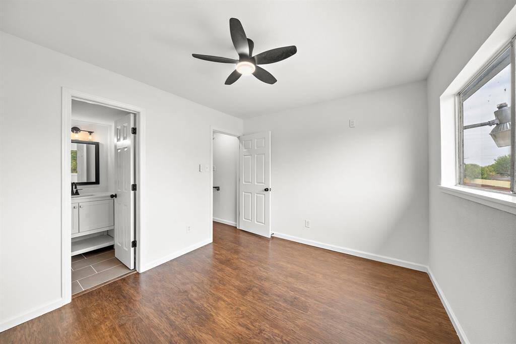 Secondary bedroom.