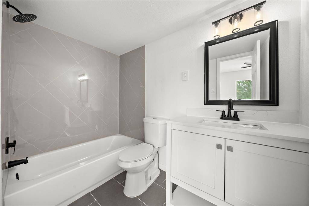 Secondary en-suite bathroom.