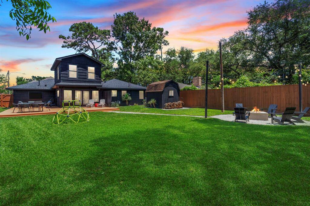 Spectacular evenings and magical sunsets can be had right here! The expansive yard has it all.