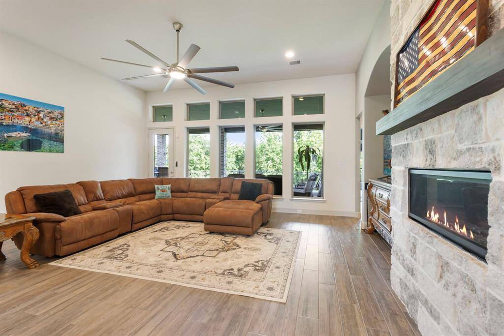 Large Family Room w/ fireplace