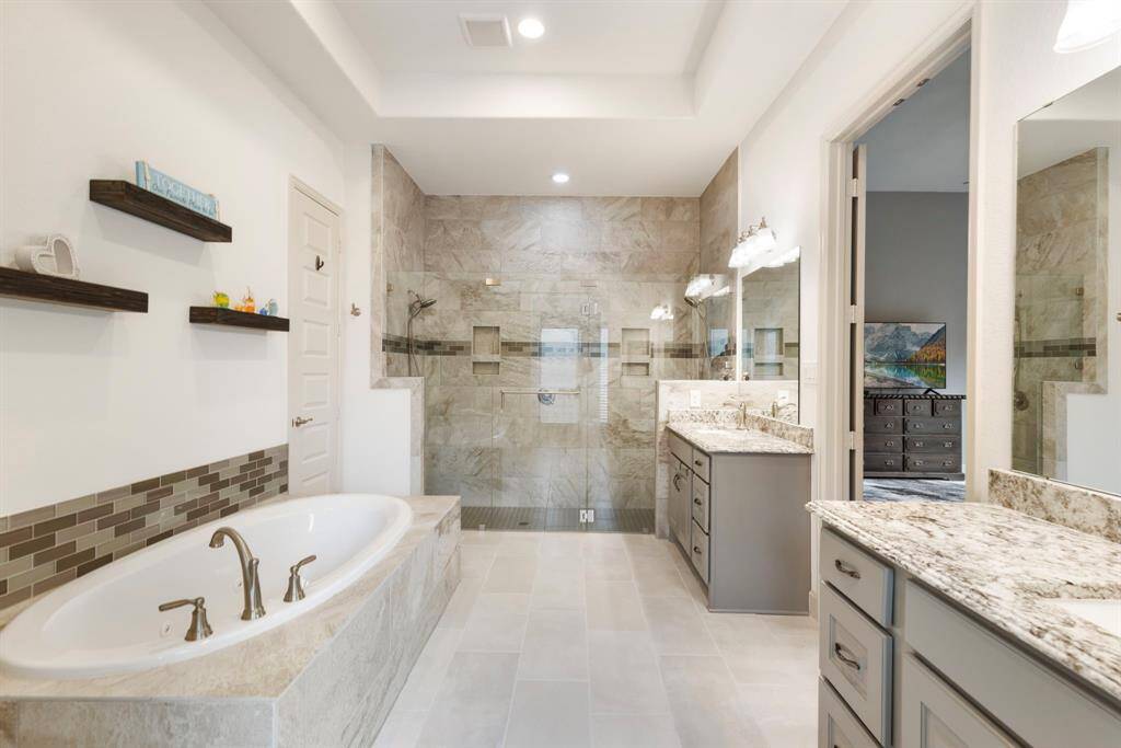 Large Shower w/ Dual Shower heads