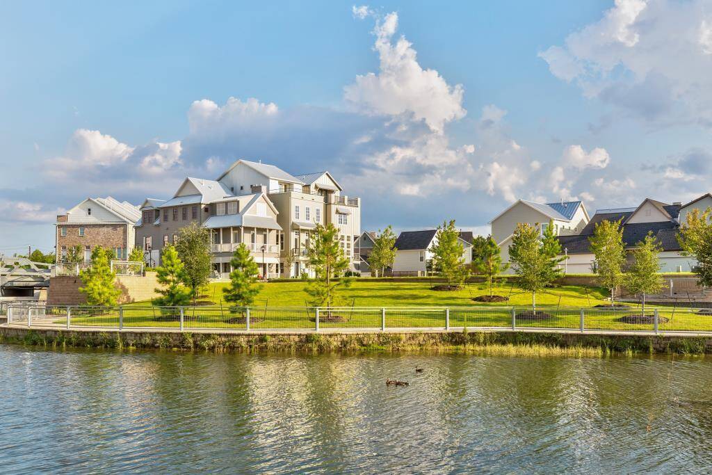 Discover the charm of Kolbe Farms with its beautiful community lake and inviting walking trails, ideal for relaxation and recreation.