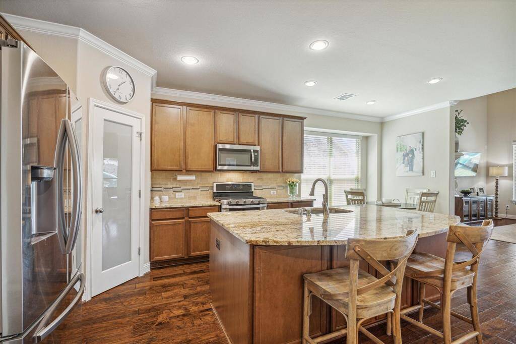 Breakfast bar seating and dinette area provides for lots of seating and entertaining space in the heart of the home.