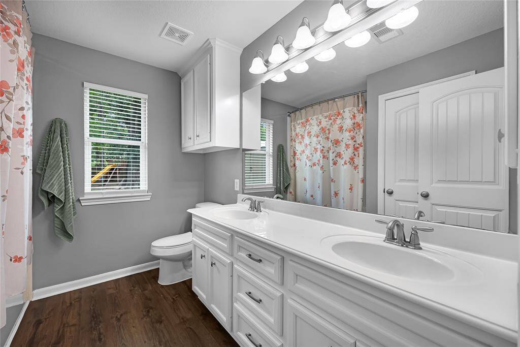 Dual sinks in primary bath