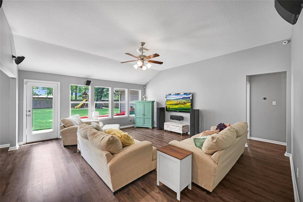 Newer (2024) luxury plank flooring throughout