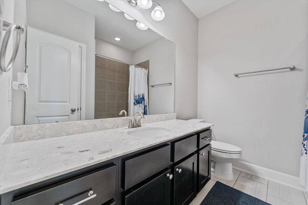 Secondary bathroom with shower/tub combo.