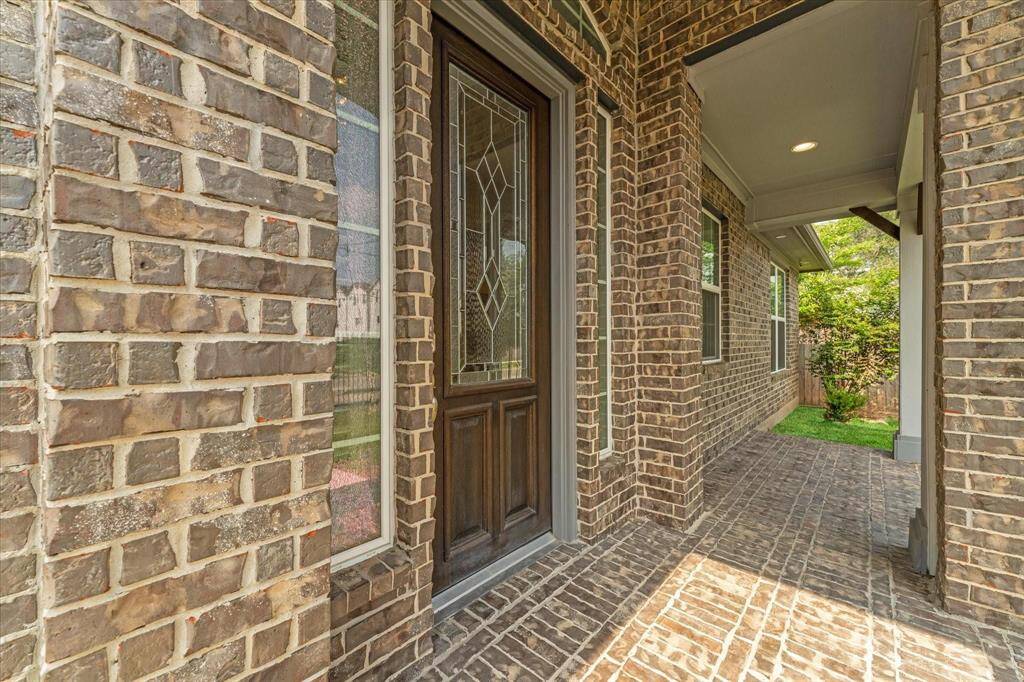 Covered front porch!
