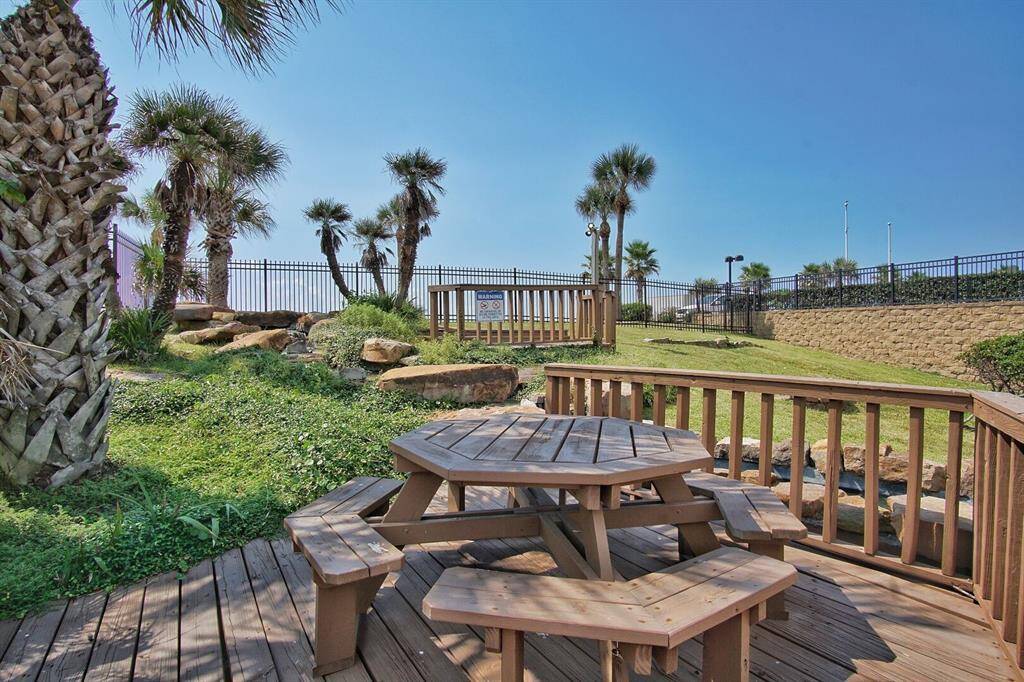 The pool areas offer barbecue pits an several areas to enjoy outdoor dining and picnics.