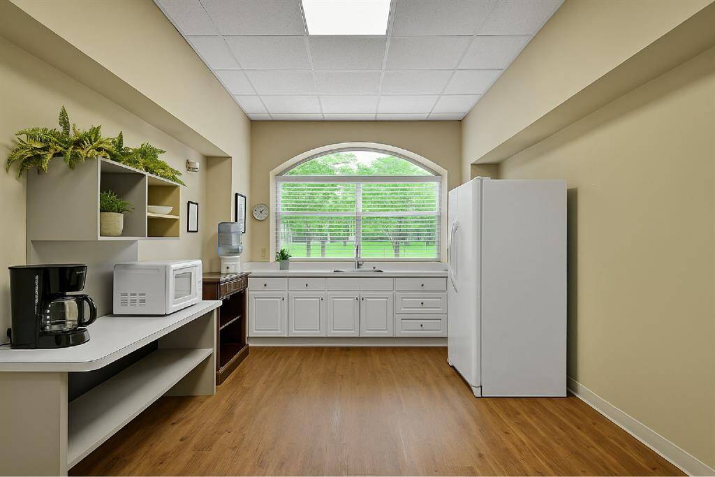 Pictures have been virtually modified to remove furniture and decor.
