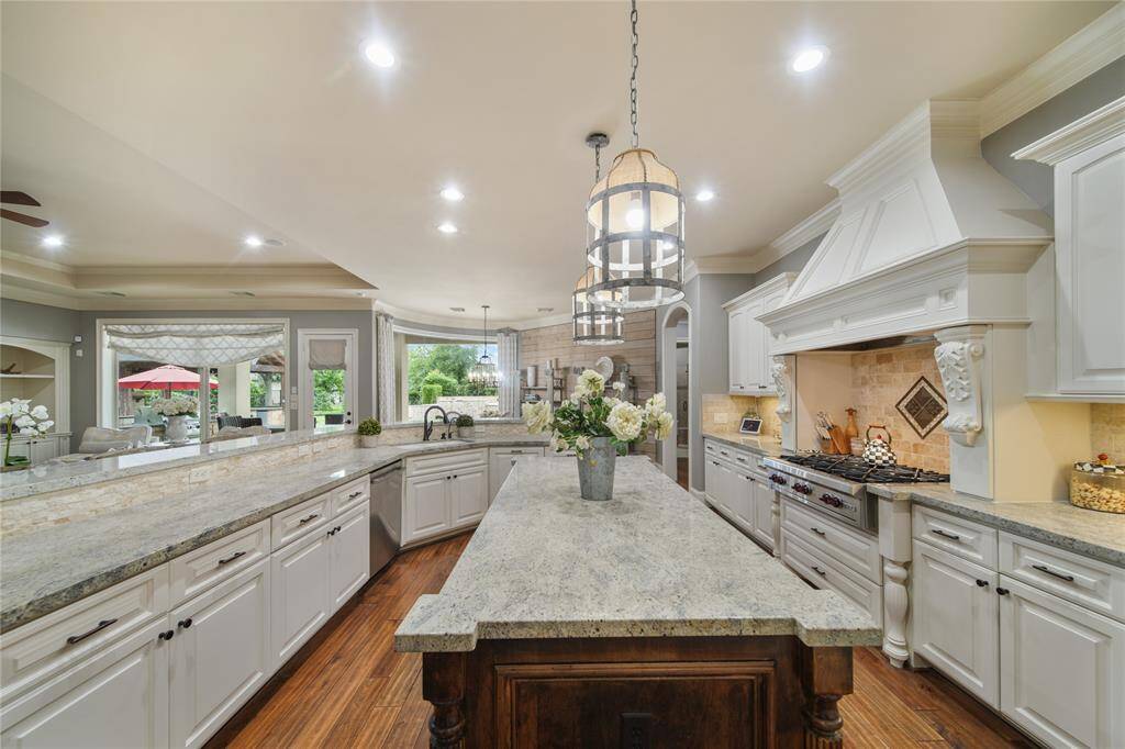 Wolf Stove Top, Huge Breakfast Bar, Farmhouse Sink!