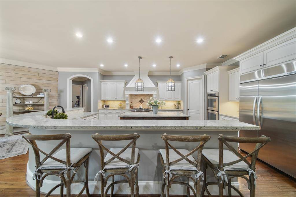 Amazing Kitchen with Double Ovens, Built In Fridge!