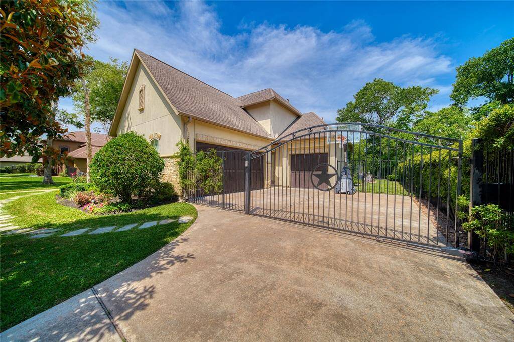 Custom Automatic Gate, 3 Car Epoxy Garage with AV Plug. Plenty space for parking!