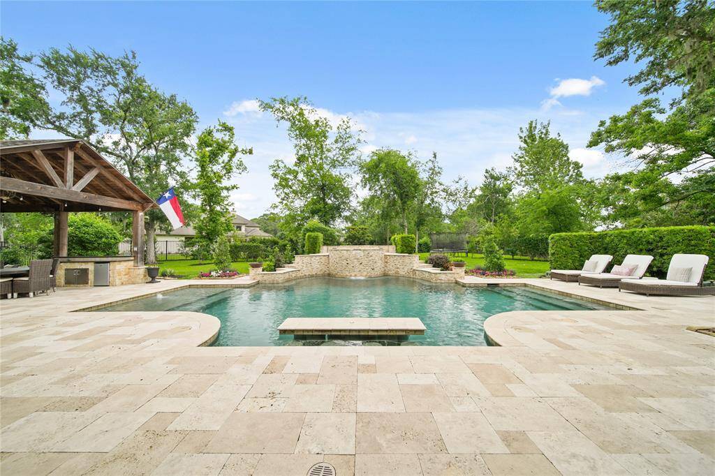 Just a few steps up and there is an awesome firepit!