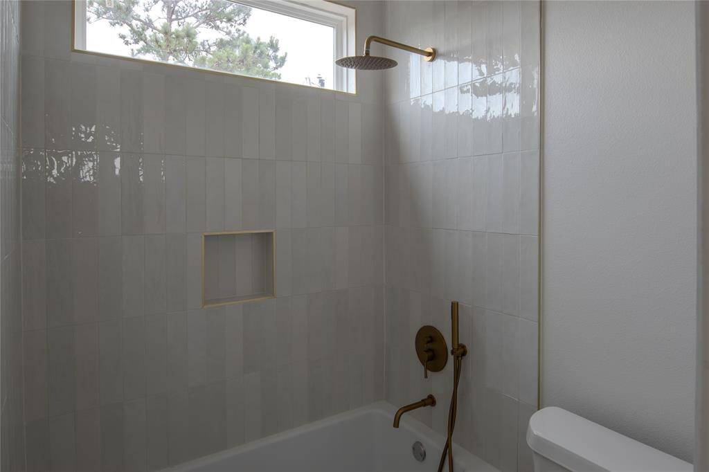 Full bath with hand held shower extender.